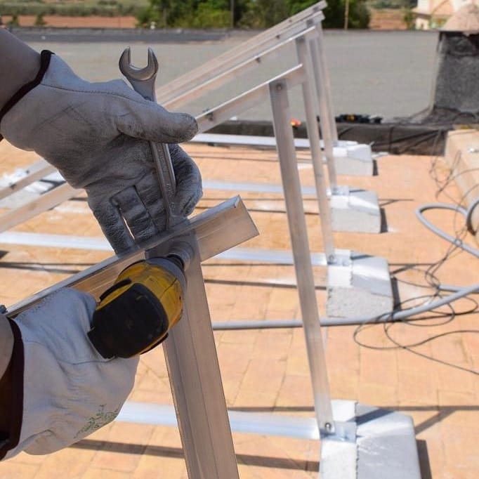 Realizando mantenimiento placas solares región de Murcia