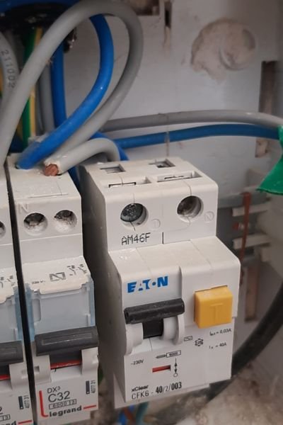 Cuadro eléctrico con diferencial inutilizado